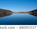 A deep blue mirror-like water surface 88093337