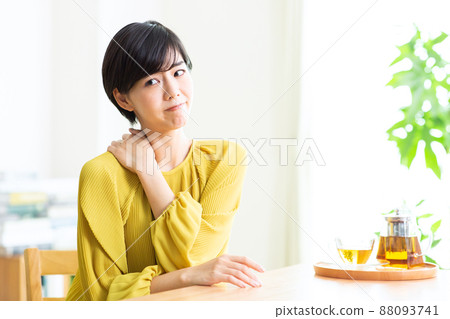 患有肩膀僵硬的年輕女性疲倦僵硬的肩膀疲勞 88093741