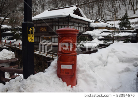 Higashiyama Onsen in winter Higashiyama Onsen in winter 88094676