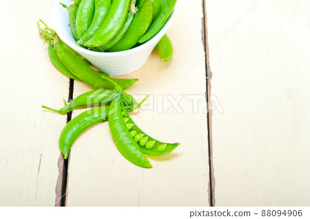 hearthy fresh green peas 88094906