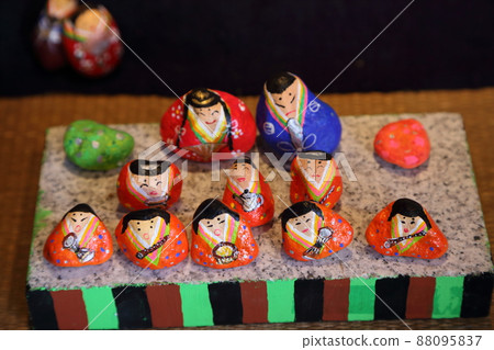 畫在石頭上的雛人偶非常可愛。 畫在石頭上的雛人偶非常可愛。 88095837