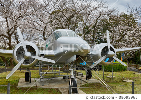Kokubun Shiroyama Park Exhibition Aircraft (JA5150 H-18 type aircraft manufactured by Beechcraft, USA) 88095963