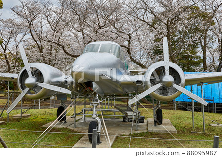 Kokubun Shiroyama Park Exhibition Aircraft (JA5150 H-18 type aircraft manufactured by Beechcraft, USA) Kokubun Shiroyama Park Exhibition Aircraft (JA5150 H-18 type aircraft manufactured by Beechcraft, USA) 88095987
