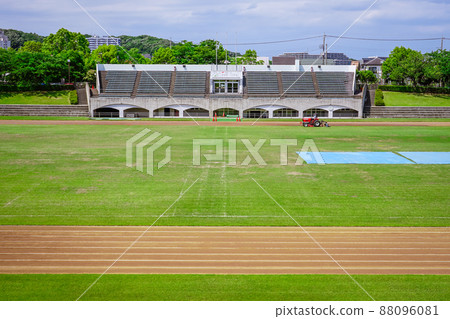 天氣晴朗時的稻城中央公園(東京都稻城) 天氣晴朗時的稻城中央公園(東京都稻城) 88096081