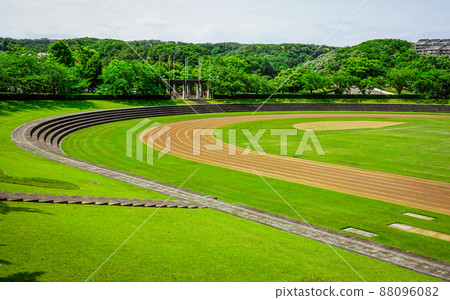 天氣晴朗時的稻城中央公園(東京都稻城) 天氣晴朗時的稻城中央公園(東京都稻城) 88096082