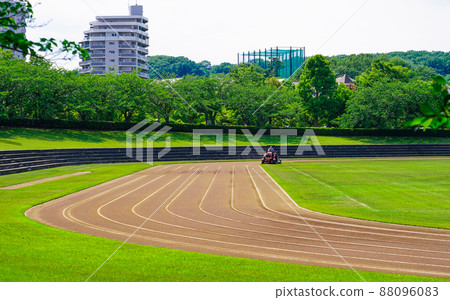 天氣晴朗時的稻城中央公園(東京都稻城) 天氣晴朗時的稻城中央公園(東京都稻城) 88096083