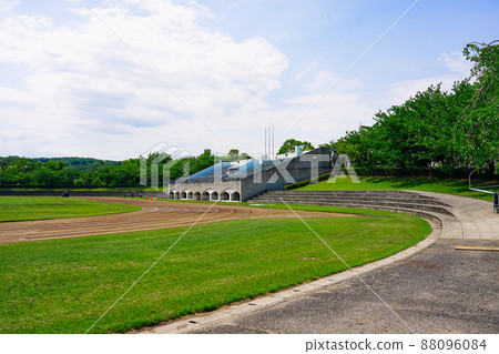 天氣晴朗時的稻城中央公園(東京都稻城) 天氣晴朗時的稻城中央公園(東京都稻城) 88096084