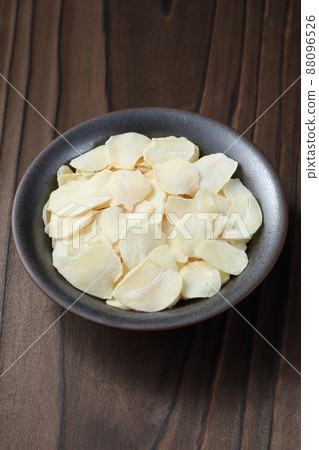 Dried garlic slices 88096526