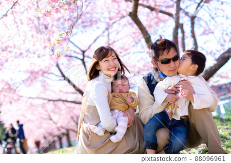 以櫻花為背景的全家福 88096961