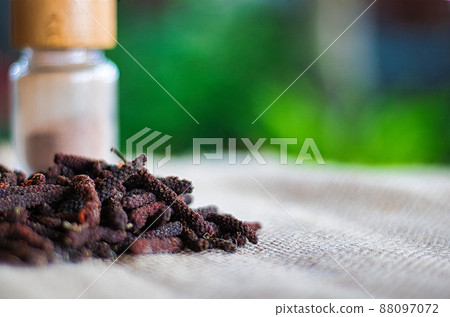 一瓶裝有乾發和粉末的瓶子。影像素材 88097072