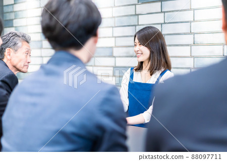一個商人在性用品店說話 一個商人在性用品店說話 88097711