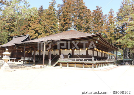和歌山縣世界遺產高野山、藍天的御瑛堂、祭壇上伽藍 88098162