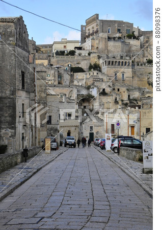 Italy, Matera, the old town where the cave dwelling "sash" is lined up on the slope Italy, Matera, the old town where the cave dwelling "sash" is lined up on the slope 88098376
