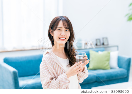 年輕女子喝礦泉水 88098600