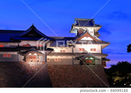 [石川縣]晴天下的金澤城夜景菱八倉 88099188