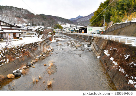 從南合城川與栗尾川匯合處附近眺望南合城川上游（長野縣南合城村）[2022.3] 88099466