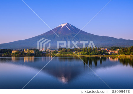 （山梨縣）清晨的河口湖，顛倒富士 88099478
