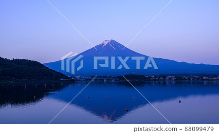 (Yamanashi Prefecture) Lake Kawaguchiko in the early morning, upside down Fuji (Yamanashi Prefecture) Lake Kawaguchiko in the early morning, upside down Fuji 88099479