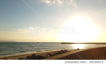 散步時看到的海邊的黃昏 散步時看到的海邊的黃昏 88100015