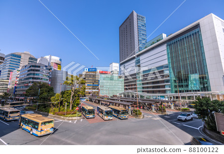 俯瞰橫濱站和 JR 橫濱塔的日本橫濱城市景觀 俯瞰橫濱站和 JR 橫濱塔的日本橫濱城市景觀 88100122