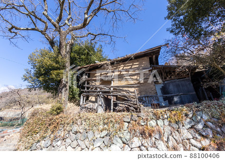 Stone wall and clay wall barn 88100406