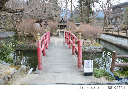 Red Bridge (Nanayama Shrine / Takamine 319, Sakurai City, Nara Prefecture) Red Bridge (Nanayama Shrine / Takamine 319, Sakurai City, Nara Prefecture) 88100534
