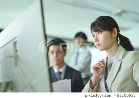 People working in the office 88100655