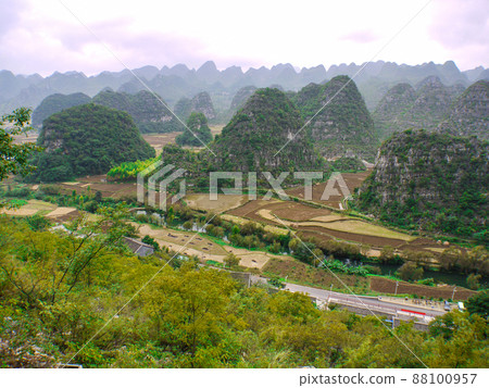 中國貴州省滿峰森林的壯麗景色 中國貴州省滿峰森林的壯麗景色 88100957