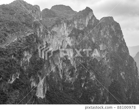 從中國貴州省亞洲最佳吊橋看北盤江峽谷 88100978