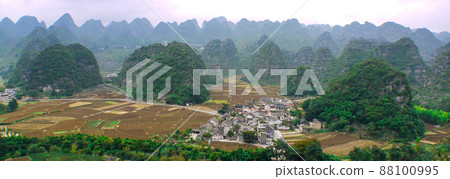 中國貴州省滿峰森林的壯麗景色 88100995