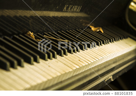 Piano that no one plays anymore Piano that no one plays anymore 88101835