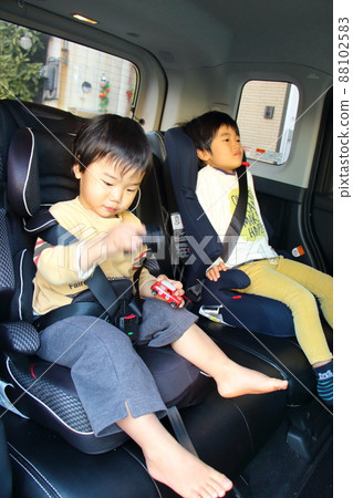 孩子坐在兒童座椅上 孩子坐在兒童座椅上 88102583