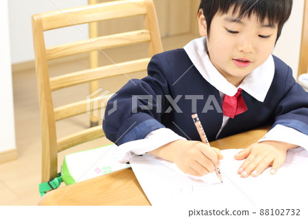 Kindergarten boy study study 88102732