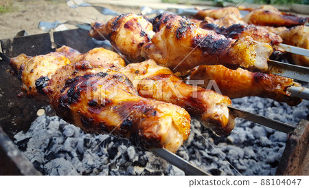 Close-up of grilled chicken meat, fried chicken meat on skewers on the grill 88104047