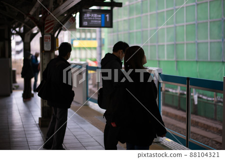 Daytime platform Keihin Tohoku Line Quiet 88104321