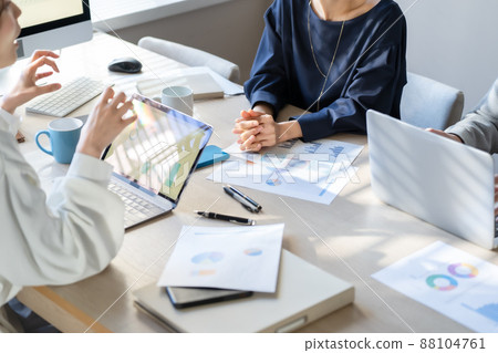 商務會議團隊在手邊 商務會議團隊在手邊 88104761