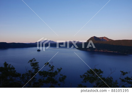 北海道黃昏時分從第一個展望台看摩週湖、摩周山和斜里山 88105195