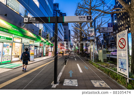 日本川崎市景觀 川崎站前自行車道和人行道 日本川崎市景觀 川崎站前自行車道和人行道 88105474