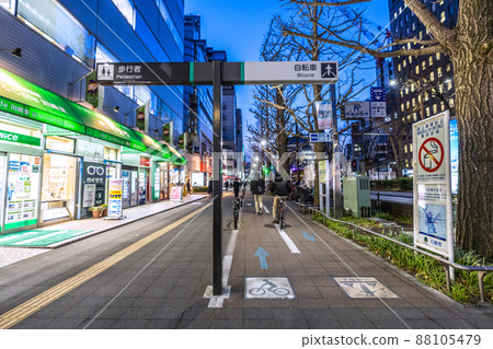 日本川崎市景觀 川崎站前自行車道和人行道 88105479