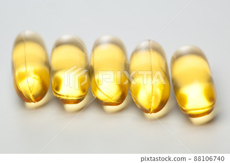 omega-3 fish fat oil capsules 88106740