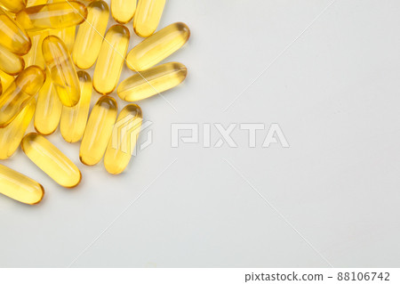 omega-3 fish fat oil capsules 88106742