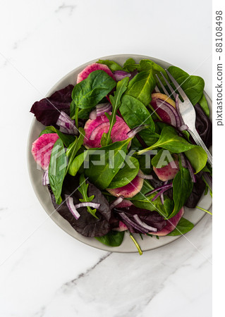 Salad with mix lettuce and Margelan radish 88108498