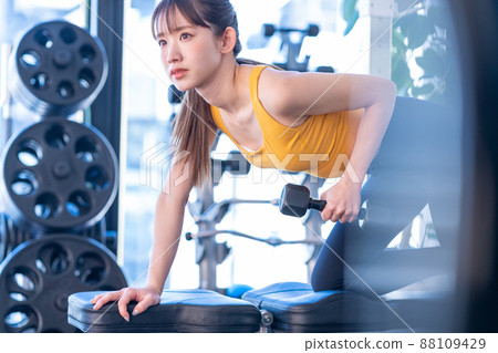 年輕女子在健身房訓練 88109429