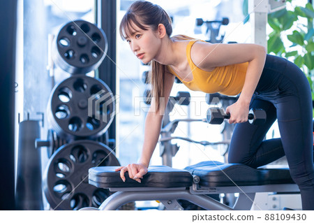 年輕女子在健身房訓練 88109430