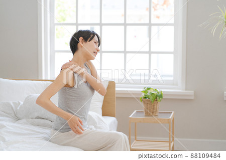 A woman with poor health A woman with poor health 88109484