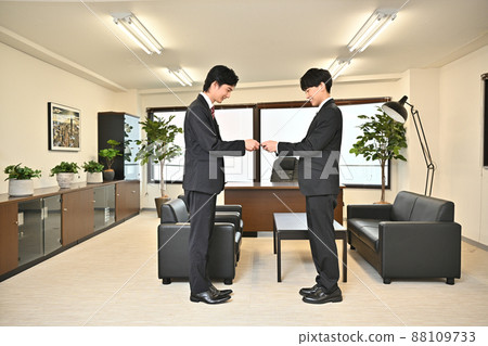 兩人交換名片 兩人交換名片 88109733