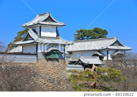 [Ishikawa Prefecture] Kanazawa Castle under the clear sky (Ishikawa Gate) 88110622