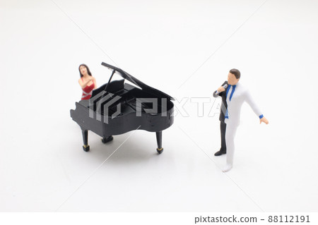 a mini figure play mini piano with the singer a mini figure play mini piano with the singer 88112191