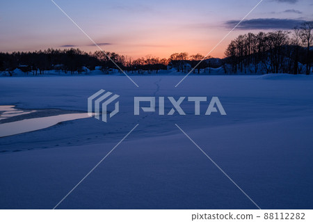傍晚的湖景 傍晚的湖景 88112282