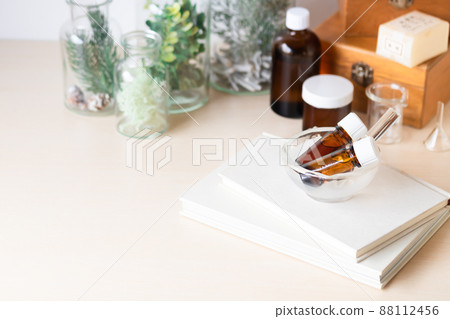 使用精油由100%天然成分製成的手工化妝品 使用精油由100%天然成分製成的手工化妝品 88112456